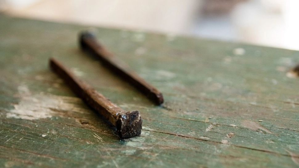 Un paznic din Neamț a furat cuie în valoare de 150.000 de euro de la locul de muncă