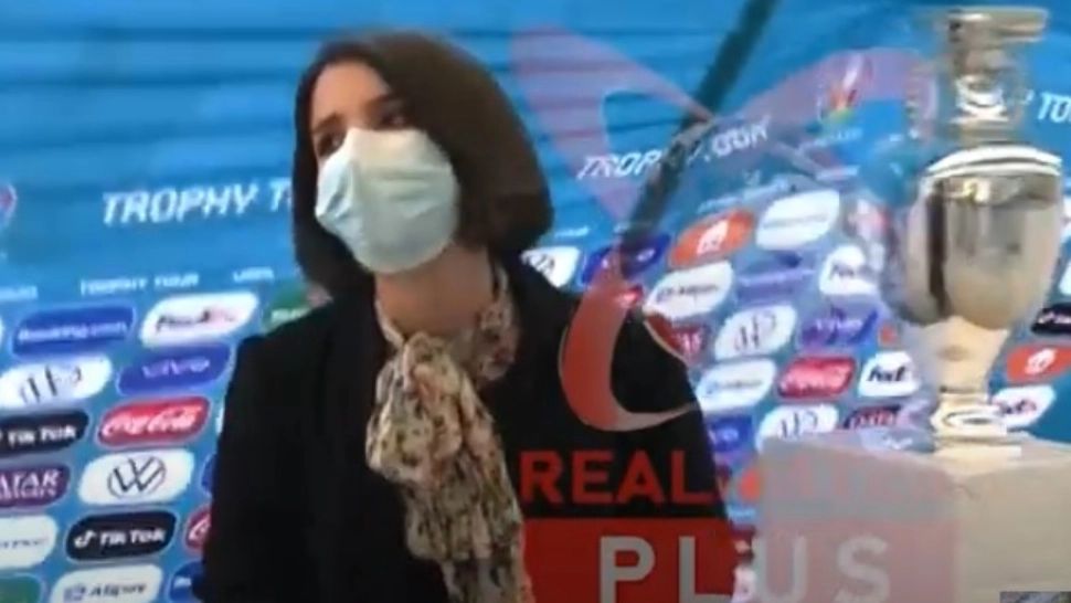 VIDEO Trofeul UEFA 2020 - FAULTAT la București! Cupa EURO, doborâtă de vânt pe Arena Națională