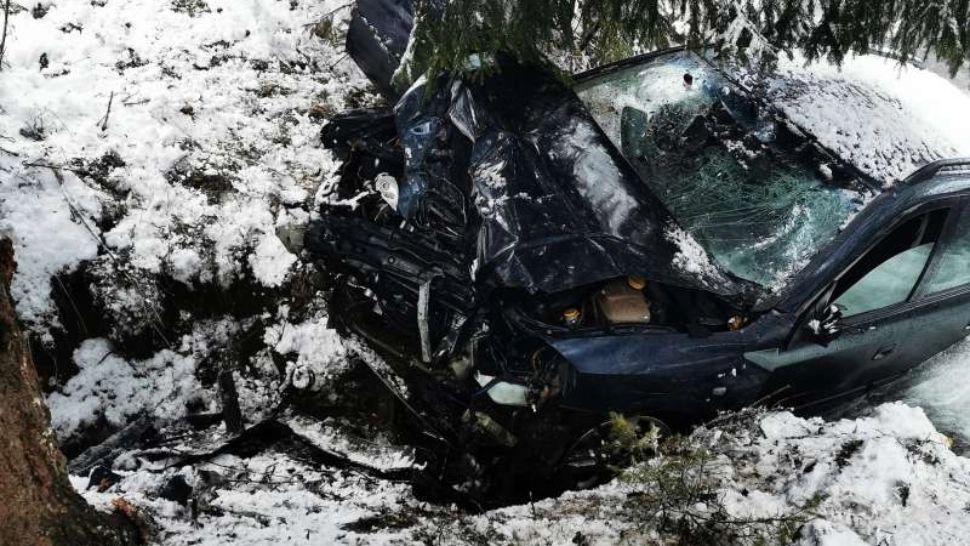 Accident grav, în Apuseni: un bărbat a murit, după ce s-a izbit cu mașina de un copac