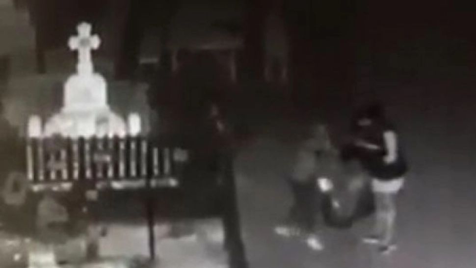 REVOLTĂTOR: Hoții nu mai au limite și fură chiar și florile din cimitir, la Răcari! Filmarea, făcută publică de primar