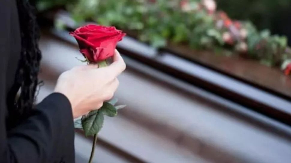 Angajații de la Pompe funebre amenință cu GREVĂ și PROTESTE dacă vor fi obligați să îmbrace morții din cauza COVID-19