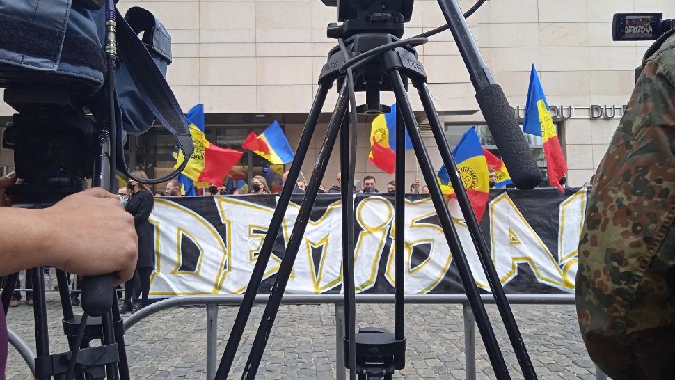 Liderii și susținătorii AUR s-au adunat în fața Ministerului Sănătății și cer demisia lui Vlad Voiculescu