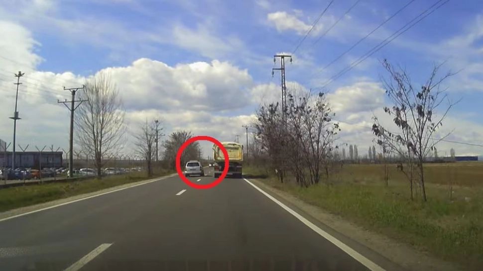 VIDEO - Depășire extrem de periculoasă -  O tragedie a fost evitată la limită