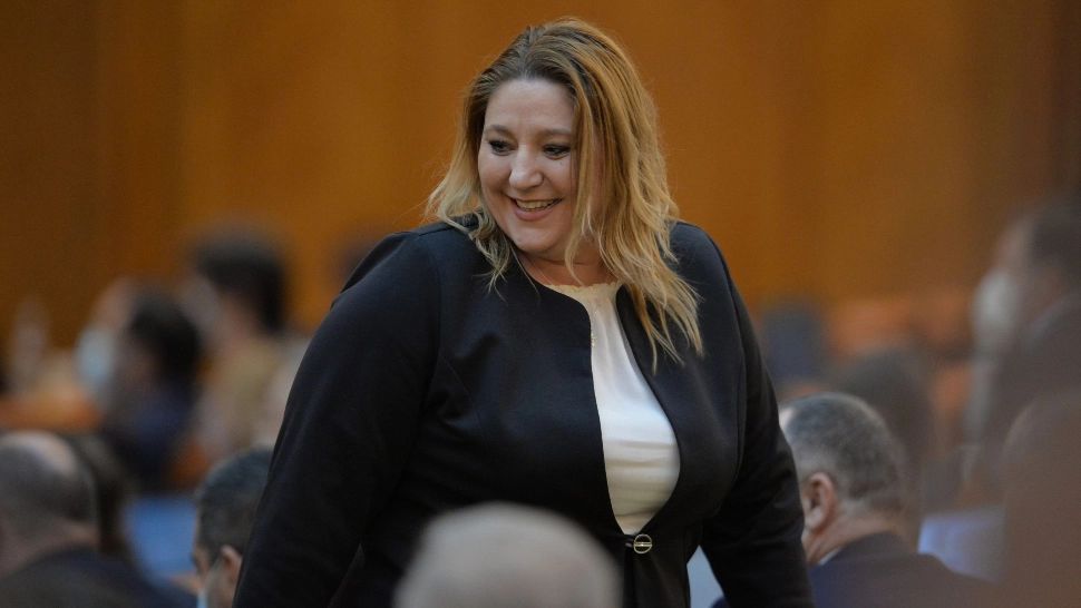 Diana Șoșoacă recomandă celor 25.000 de familii să facă plângeri penale pentru profanarea decedaților - Senatoarea își arogă schimbarea regulilor