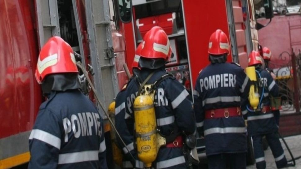  Incendiu într-un bloc din Năvodari, cu degajare mare de fum: 13 persoane s-au autoevacuat