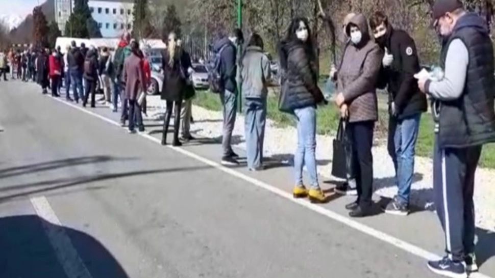 VIDEO Coadă URIAȘĂ la maratonul de vaccinare anti-COVID-19 de la Brașov