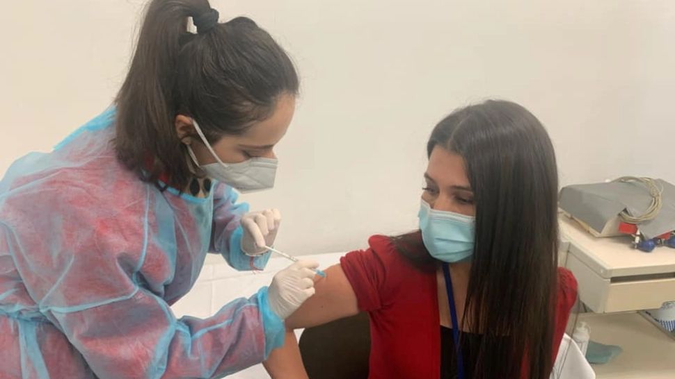 Elena Băsescu s-a vaccinat la Parlament - Fiica fostului președinte lucrează la comisia de afaceri europene - Dispute cu internauții