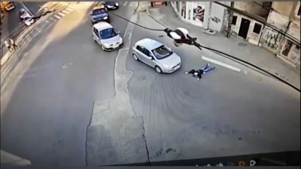 O femeie din București a încercat să-și însceneze propriul accident. Camerele de supraveghere de pe stradă au dat-o de gol!