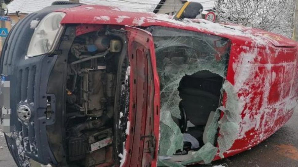 Accident spectaculos în Reghin! O mașină răsturnată și alte două avariate în intersecție - FOTO