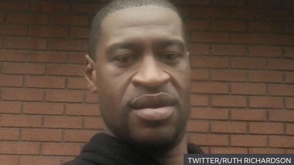 Imagini dramatice din timpul arestării lui George Floyd: scena în care este imobilizat, surprinsă de camera video de corp a unui polițist. LUPTA pe viață și pe moarte