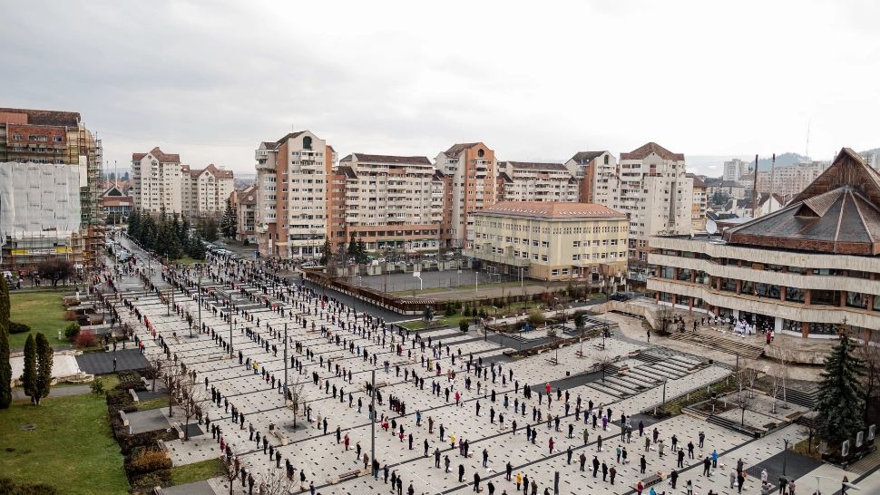 FOTO - Imagini virale din Miercurea Ciuc - Credincioșii catolici au respectat măsurile de distanțare la slujbă