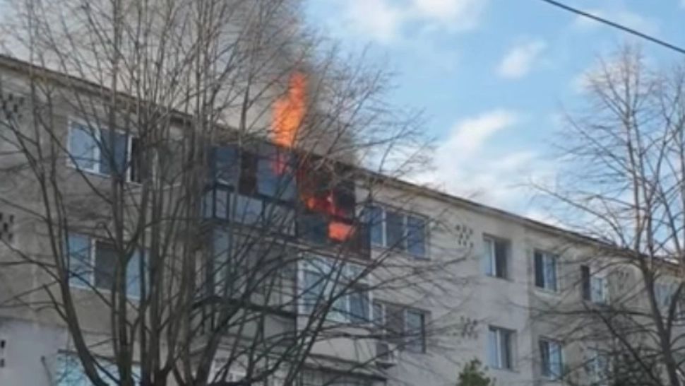 Incendiu devastator, într-un bloc din Ploiești: apartament cuprins de flăcări 