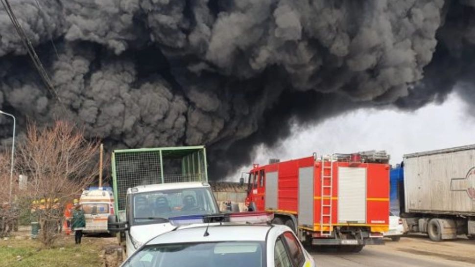 INCENDIU de proporții cu degajare de FUM gros la un centru de colectare PET Buzău! Intervenție dificilă a pompierilor