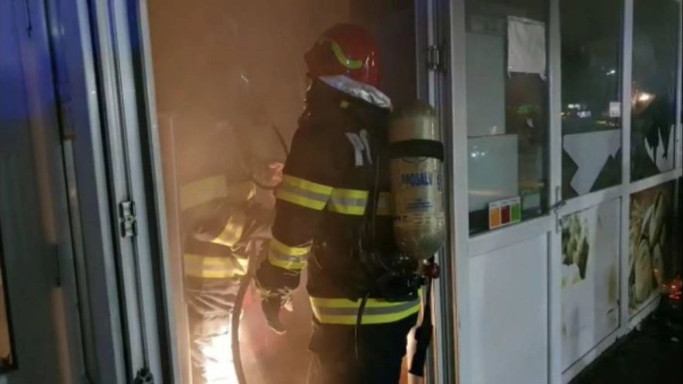 VIDEO Incendiu de proporții într-un magazin din Slatina, 12 persoane, evacuate