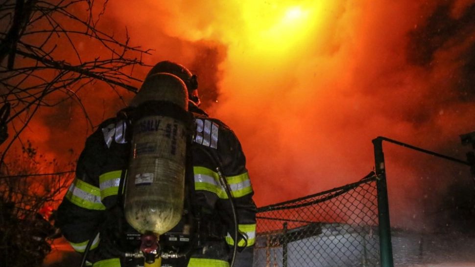 Fabrică de lemn din Târgu Neamț, DISTRUSĂ de un incendiu. Intervenție cu grad ridicat de risc a pompierilor