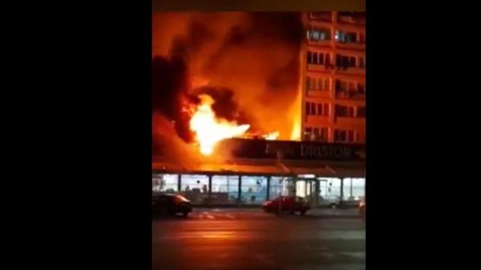 Incendiu uriaș la o celebră shaormerie din Capitală: două persoane, intoxicate cu fum - VIDEO