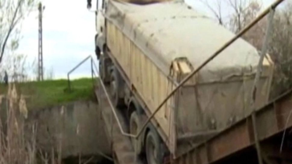 Pod rupt de un camion - 30 de familii din Dâmbovița au rămas IZOLATE