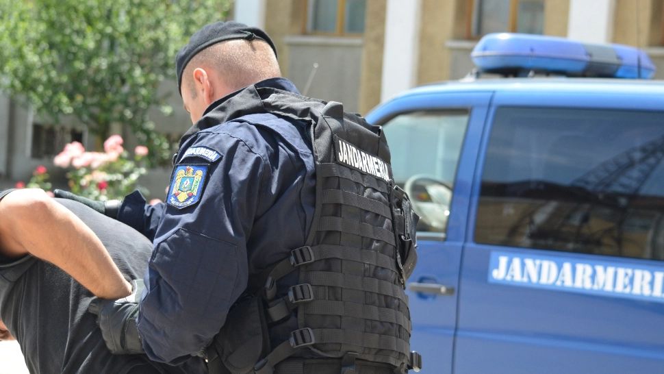 Un jandarm a fost REȚINUT în cazul bărbatului din Pitești călcat în picioare! Decesul a survenit prin asfixiere