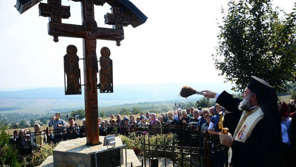 Procesiune uriașă la mânăstirea Hadâmbu - „Drumul Crucii”, refăcut de mii de credincioși în Joia Mare