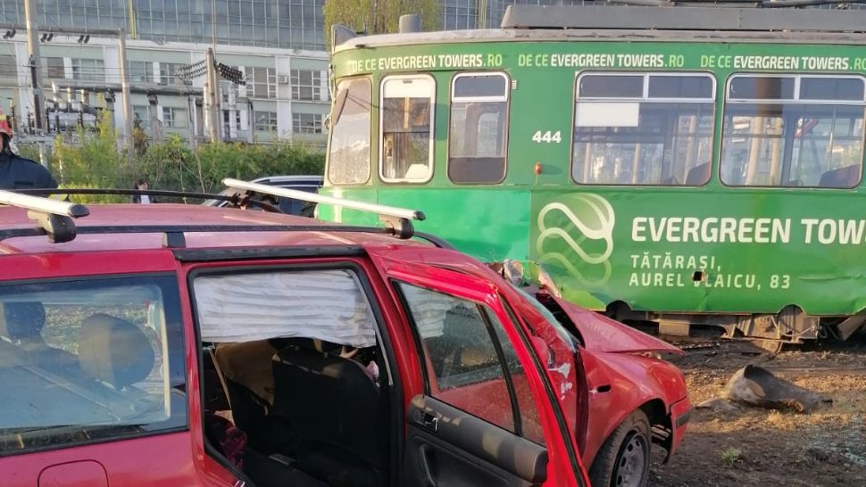 FOTO Accident grav la Iași, un tramvai a lovit violent un autoturism și a deraiat. O victimă încarcerată