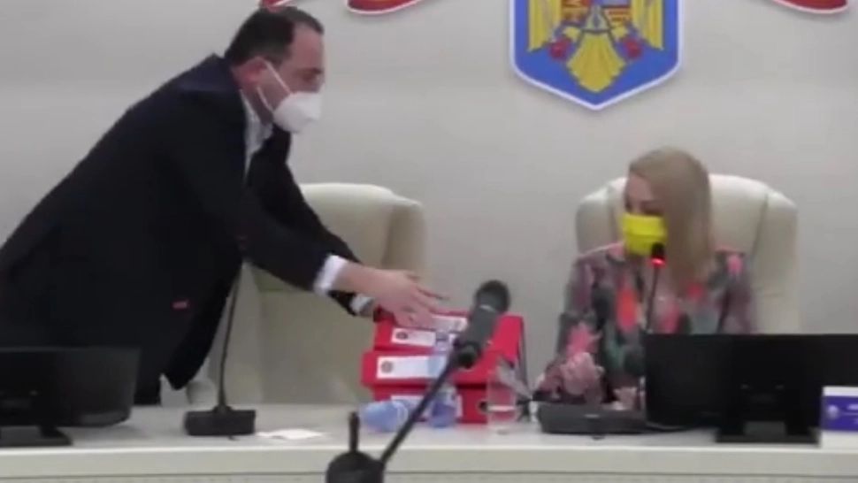 VIDEO Scandalul dintre primarul și viceprimarul Focșaniului continuă: Faza de DOSARE trântite pe masă