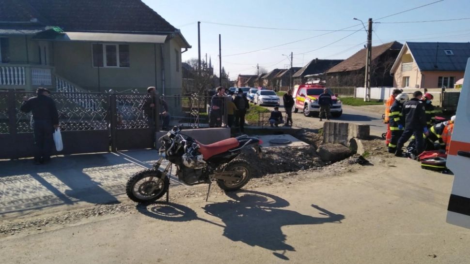 FOTO | Grav accident în judeţul Cluj! Un bărbat a murit după ce intrat cu motocicleta într-un cap de pod