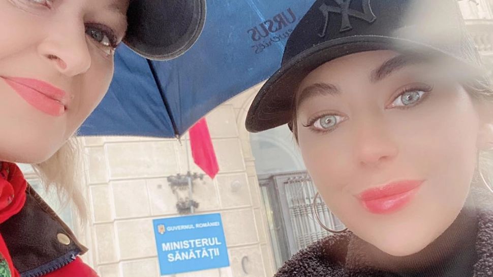 VIDEO Scene halucinante în fața Ministerului Sănătății. Două protestatare i-au blocat mașina Andreei Moldovan și i-au adresat injurii