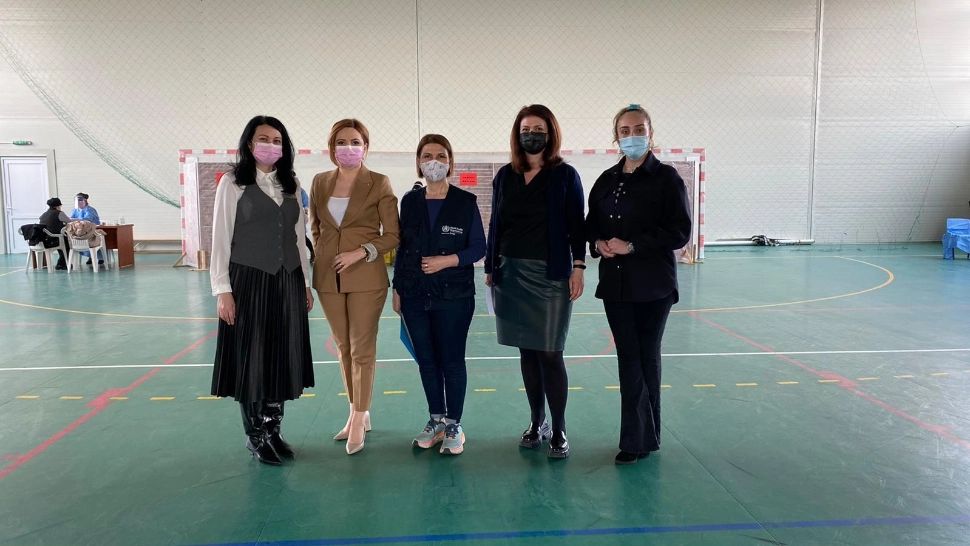 Reprezentanți ai OMS s-au vaccinat la un centru de imunizare din Vrancea. Ce mesaj le-au transmis medicii