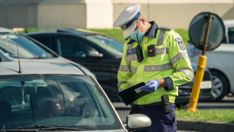 BĂTAIE în trafic: Doi șoferi, unul dintre ei polițist local, s-au încăierat într-un sens giratoriu - VIDEO