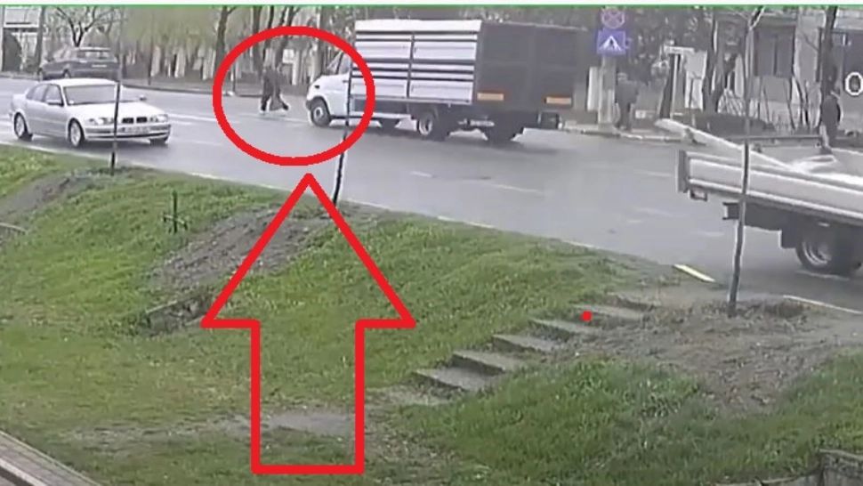 VIDEO șocant - O bătrână a fost spulberată pe trecerea de pietoni - Imaginile vă pot afecta emoțional