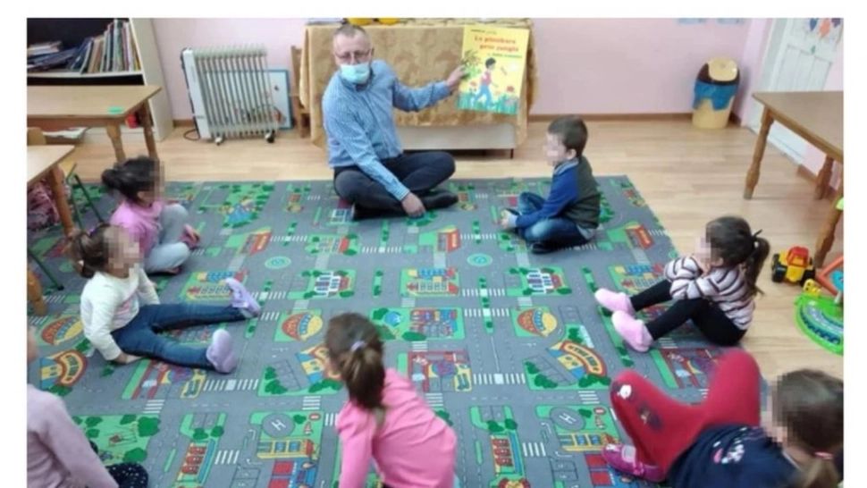 Un primar condamnat pentru pornografie, invitat să citească povești copiilor - Fostul edil este acuzat că a avut relații cu o minoră în vârstă de 14 ani