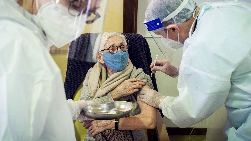 Vârstnicii vaccinați cu o doză de Pfizer sau AstraZeneca dezvoltă niveluri SIMILARE de anticorpi - studiu