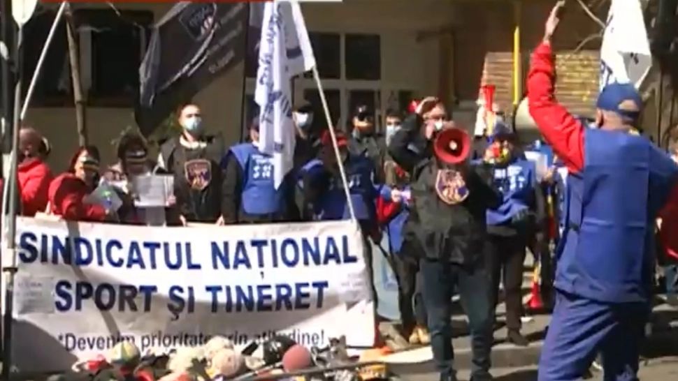 VIDEO Proteste ca pe stadion, cu goarne și fumigene, în fața Ministerului Sporturilor