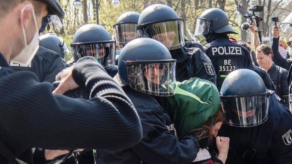 PROTESTE violente la Berlin împotriva noilor RESTRICȚII votate în Bundestag - Intervenție în forță a poliției cu gaze lacrimogene - VIDEO