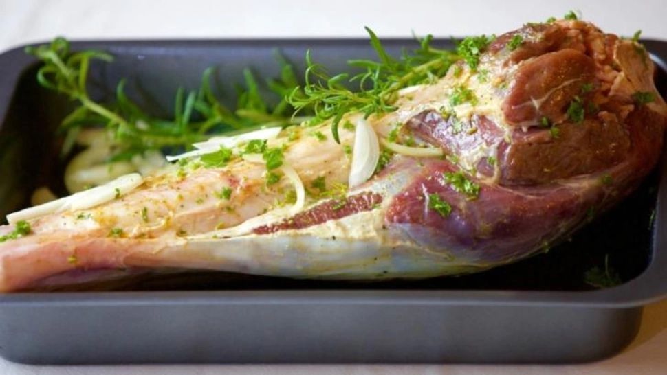 REȚETE DE PAȘTE. Cum faci cea mai bună pulpă de miel la cuptor. Trucul simplu pentru o friptură perfectă