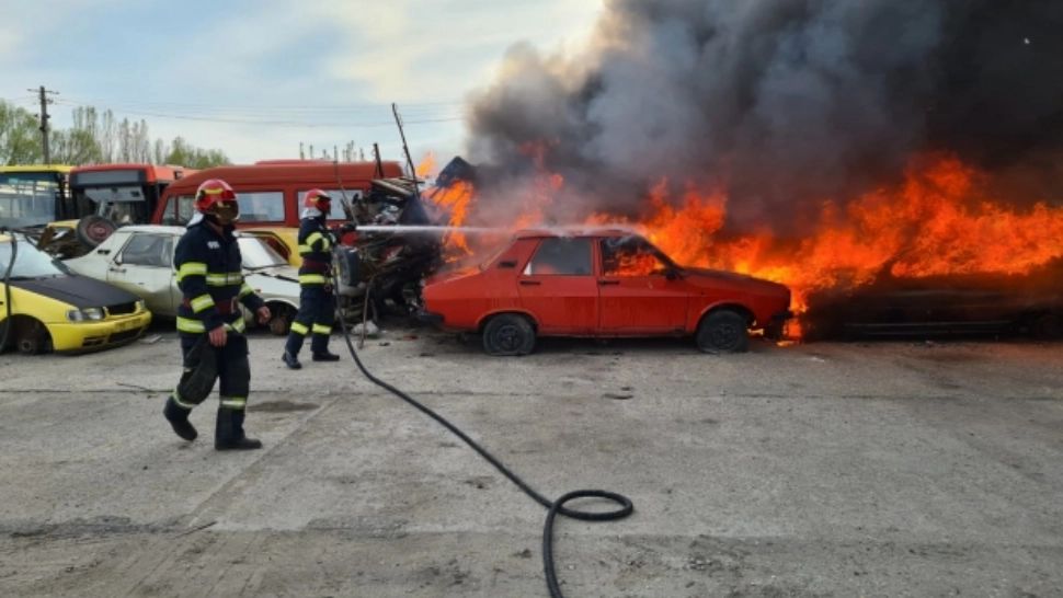 VIDEO | Incendiu de proporții la un garaj al regiei de transport din Craiova. 15 autovehicule au fost distruse