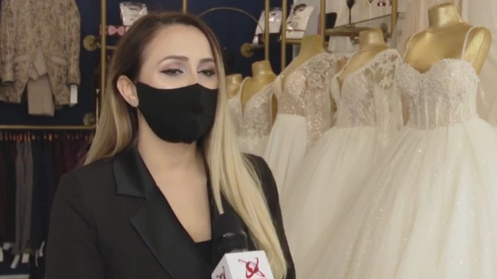 VIDEO Căsătorie în vremuri grele. O ieșeancă vinde rochii de mireasă cu garanție de pandemie 