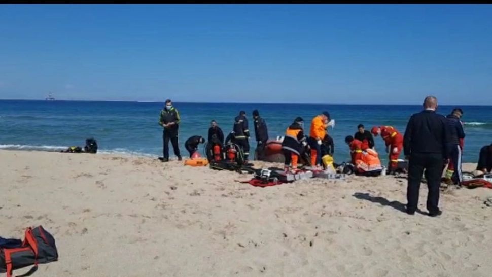 Un tânăr de 19 ani, la un pas de moarte după ce a sărit în mare, de pe un dig, la Eforie Nord - S-a lovit grav la cap