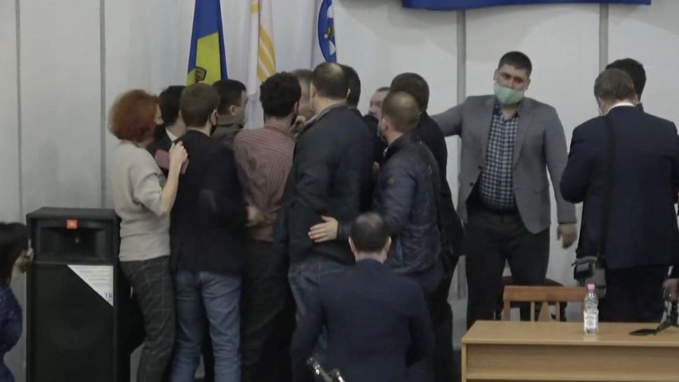 Consilierii din Chișinău s-au luat la bătaie din cauza unor proiecte imobiliare - VIDEO