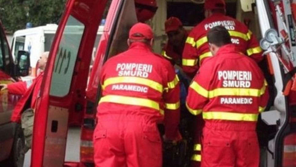 Acoperiș PRĂBUȘIT, la Sibiu: Cinci persoane, asistate de echipaje medicale