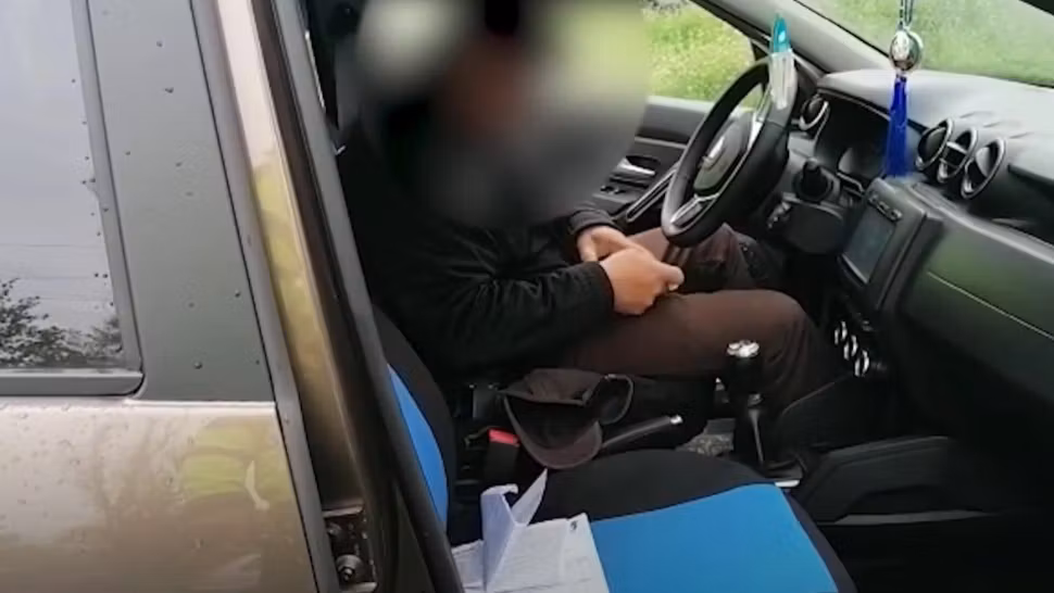 VIDEO | Un șofer beat a adormit la volan și a încurcat traficul într-o intersecție din Galați