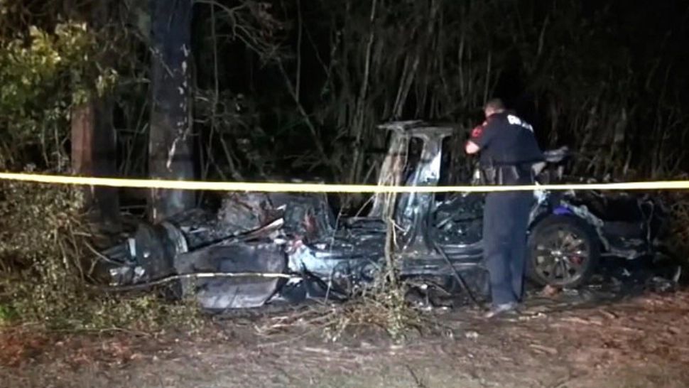Doi americani au murit după ce mașina Tesla în care erau s-a izbit de un copac - Poliția a anunțat că nu era NIMENI la volan