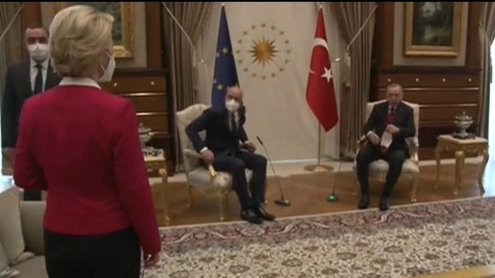 VIRAL Ursula von der Leyen, lăsată în ofsaid, la Ankara, de președintele Erdogan! Șefa Comisiei Europene, obligată să stea în picioare...