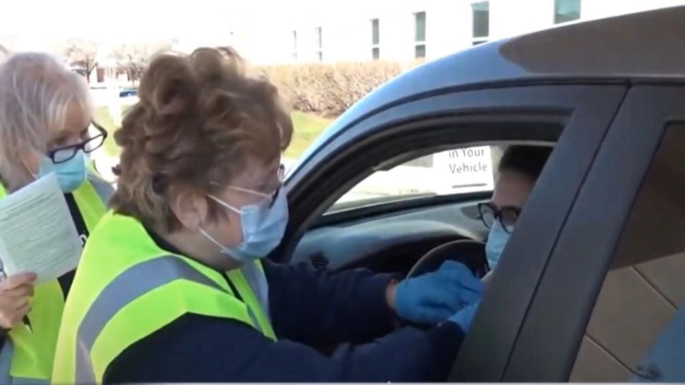 Se deschide primul „drive thru” din București. Ce program de funcționare va avea centrul de vaccinare din Capitală