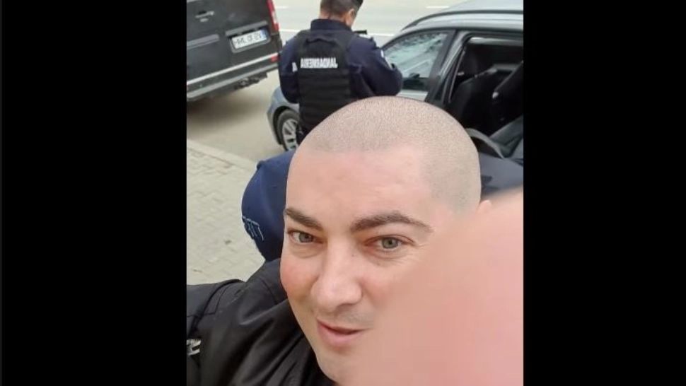 VIDEO - Bărbat percheziționat pentru că nu purta masca de protecție - Scenele surprinse pe o stradă din Vaslui