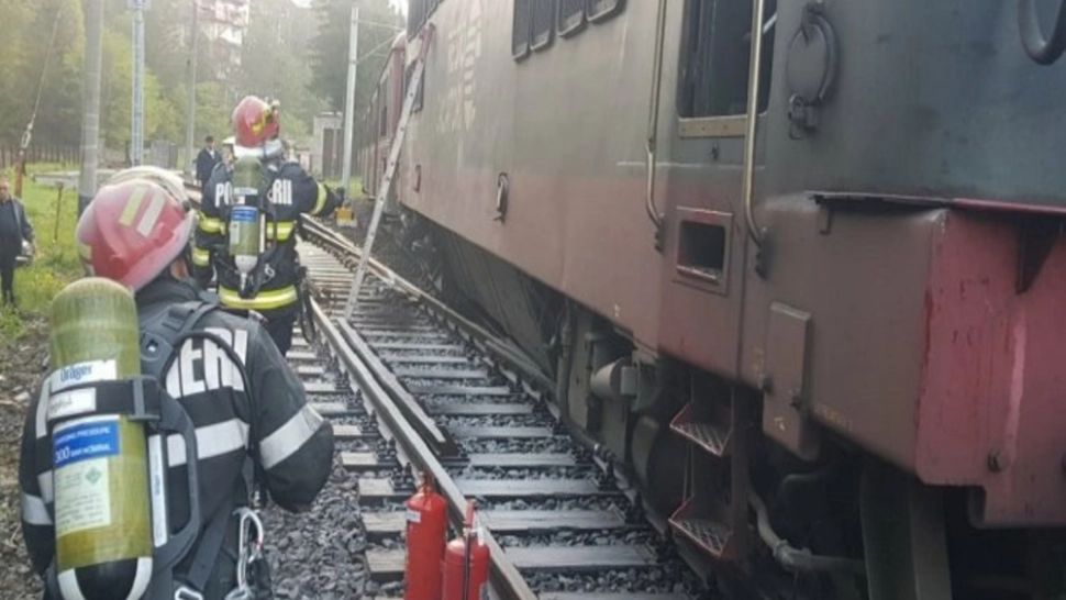 PANICĂ în Gara Sinaia! Un incendiu a izbucnit la locomotiva unui tren privat care circula pe ruta Brașov-București