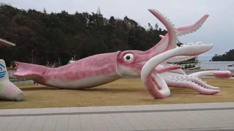 O statuie uriașă cu un calamar roz, motiv de dispute în Japonia. Banii proveneau din ajutoarele guvernamentale pentru măsurile anti-COVID