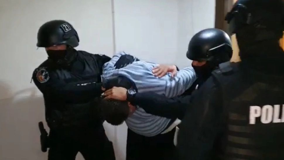 Polițiștii și jandarmii au intrat cu forța în locuință bărbatului din Botoșani care și-a sechestrat soția. Acesta a fost dus la spital