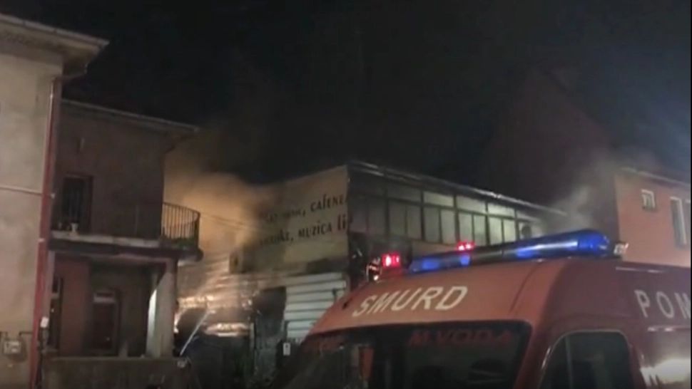 Incendii de proporții, în Capitală: Panică la blocurile și magazinele din jur. O persoană, rănită