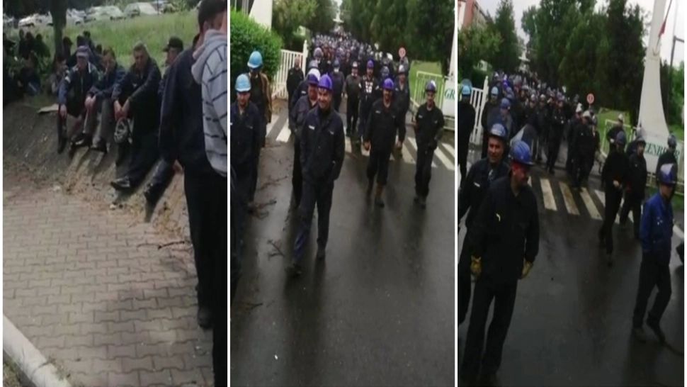 FOTO/VIDEO - GREVĂ la Fabrica de Vagoane Caracal. Cei 500 de muncitori au ieşit în faţa întreprinderii